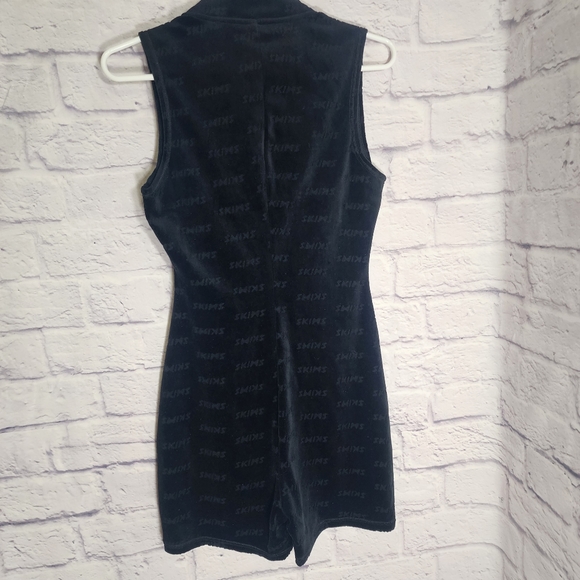 SKIMS LOGO VELOUR SHORT ONESIE | ONYX/ S/ NWT - Picture 8 of 14